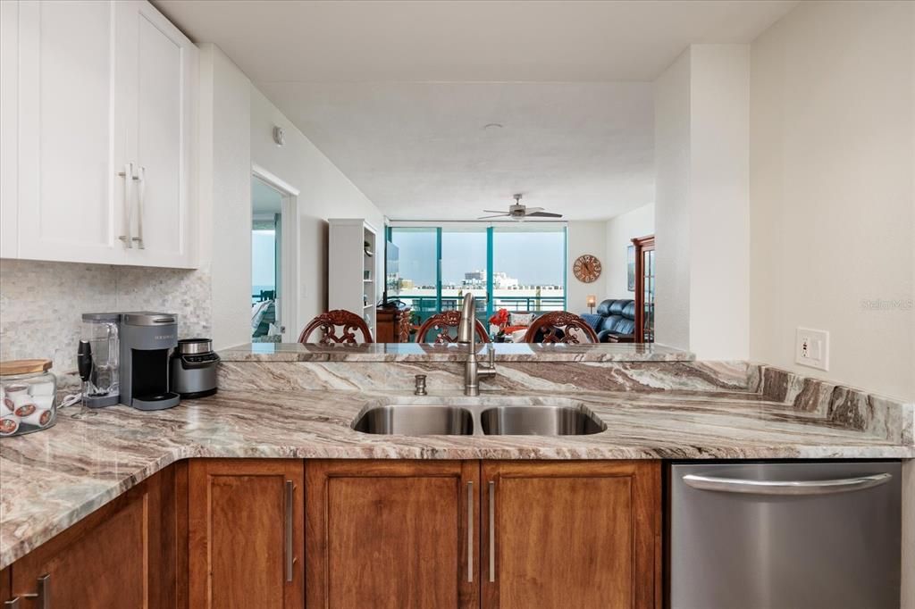 待售: $1,075,000 (2 贝兹, 2 浴室, 1377 平方英尺)