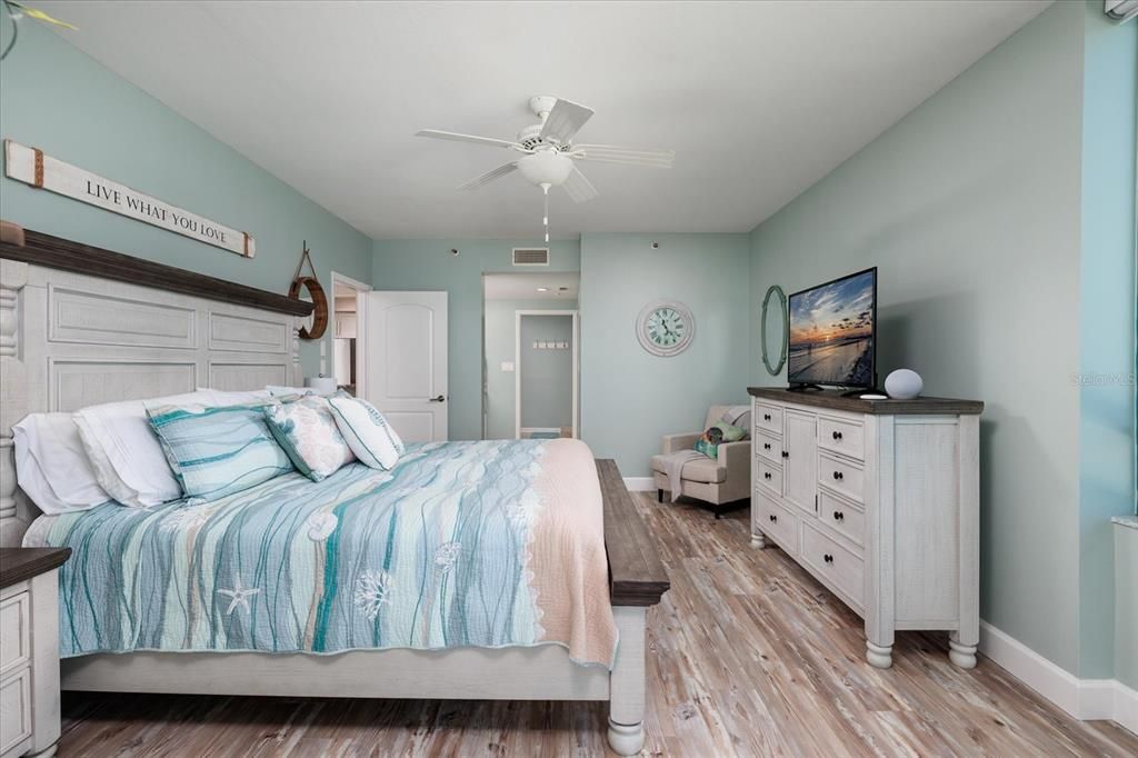 待售: $1,075,000 (2 贝兹, 2 浴室, 1377 平方英尺)