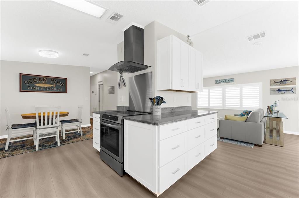 For Sale: $425,000 (2 beds, 2 baths, 1138 Square Feet)