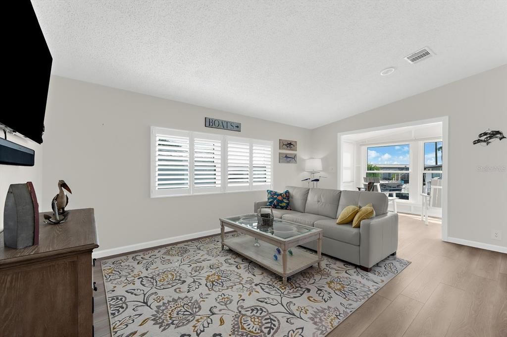 For Sale: $425,000 (2 beds, 2 baths, 1138 Square Feet)