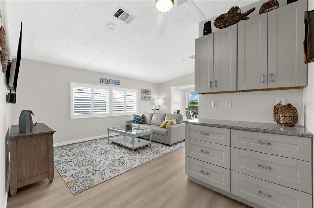 For Sale: $425,000 (2 beds, 2 baths, 1138 Square Feet)