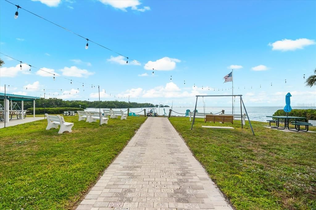 For Sale: $425,000 (2 beds, 2 baths, 1138 Square Feet)