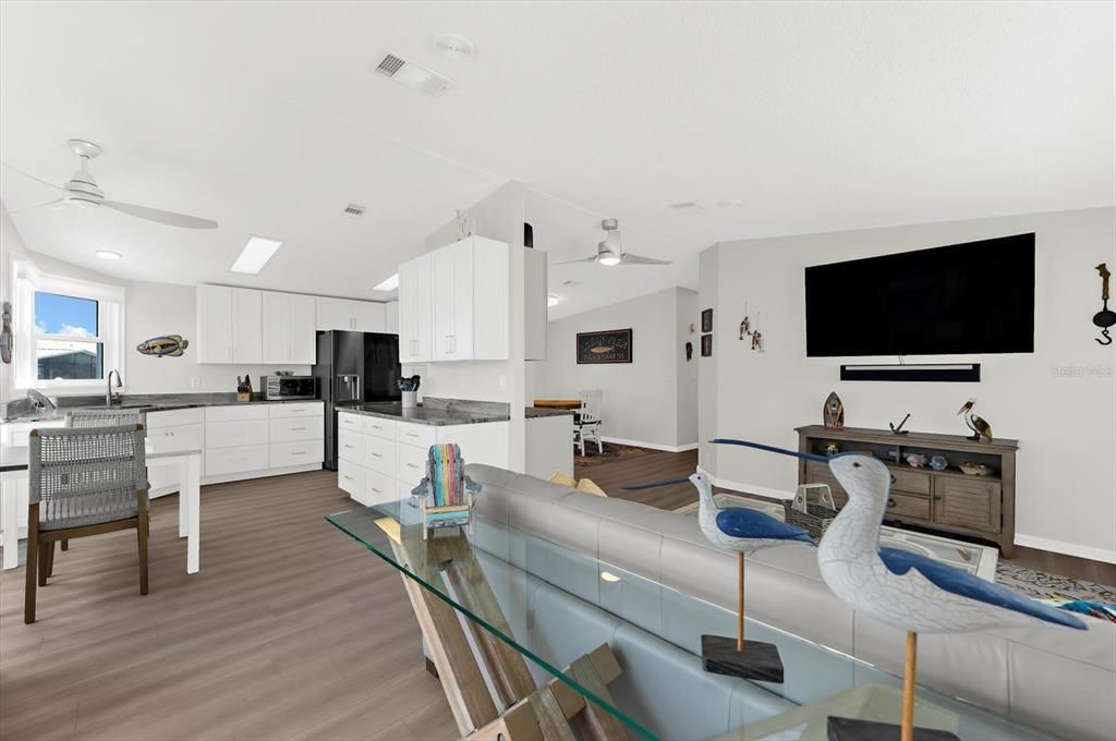 For Sale: $425,000 (2 beds, 2 baths, 1138 Square Feet)