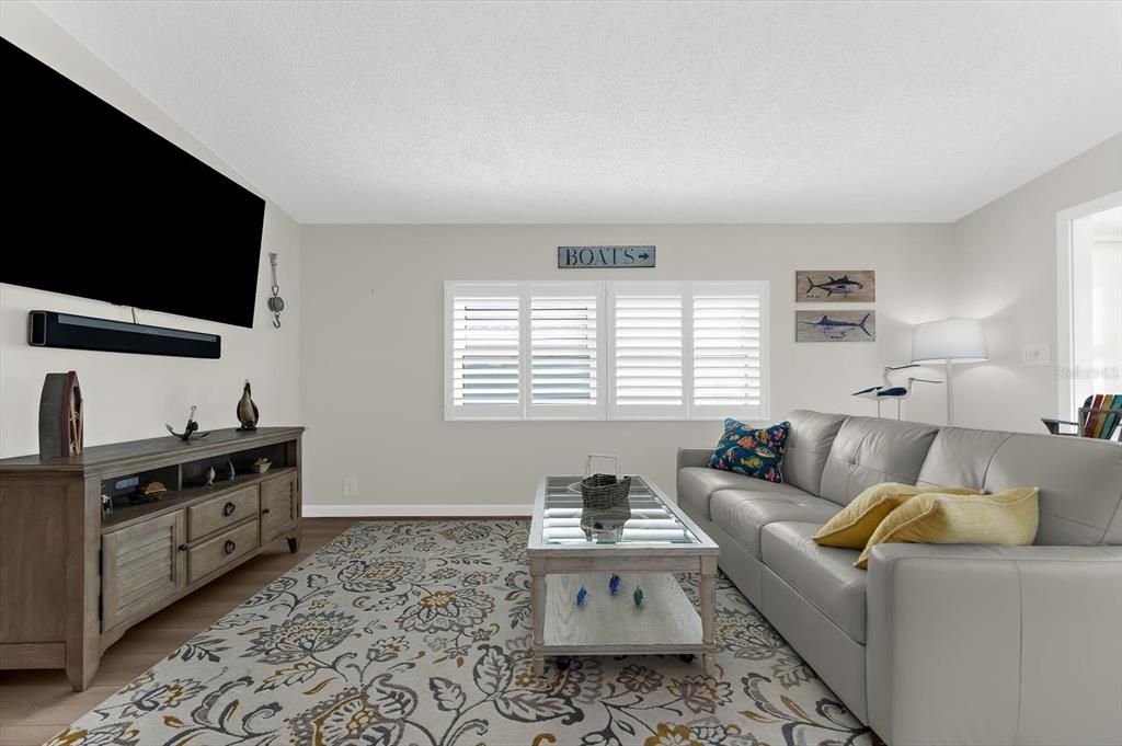 For Sale: $425,000 (2 beds, 2 baths, 1138 Square Feet)