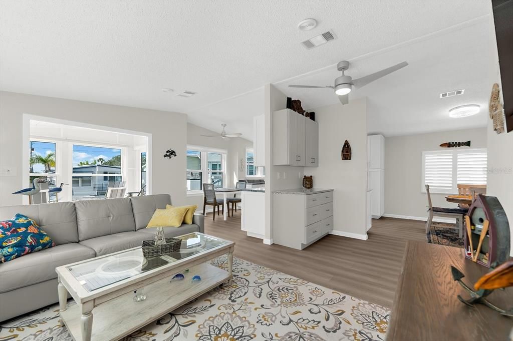 For Sale: $425,000 (2 beds, 2 baths, 1138 Square Feet)