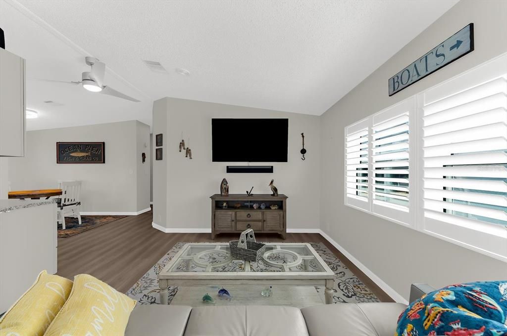 For Sale: $425,000 (2 beds, 2 baths, 1138 Square Feet)