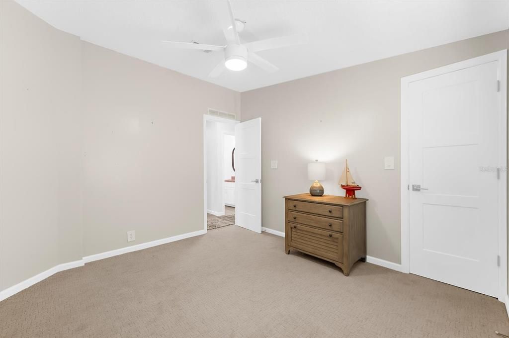 For Sale: $425,000 (2 beds, 2 baths, 1138 Square Feet)