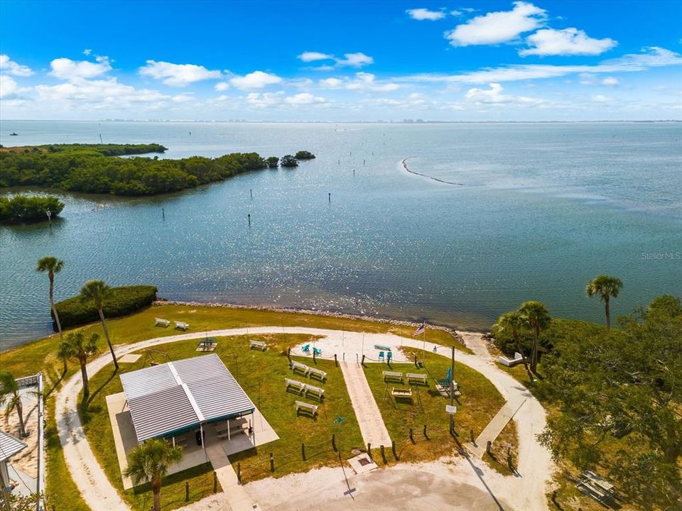 For Sale: $425,000 (2 beds, 2 baths, 1138 Square Feet)