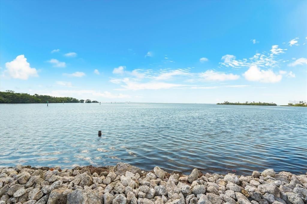 For Sale: $425,000 (2 beds, 2 baths, 1138 Square Feet)