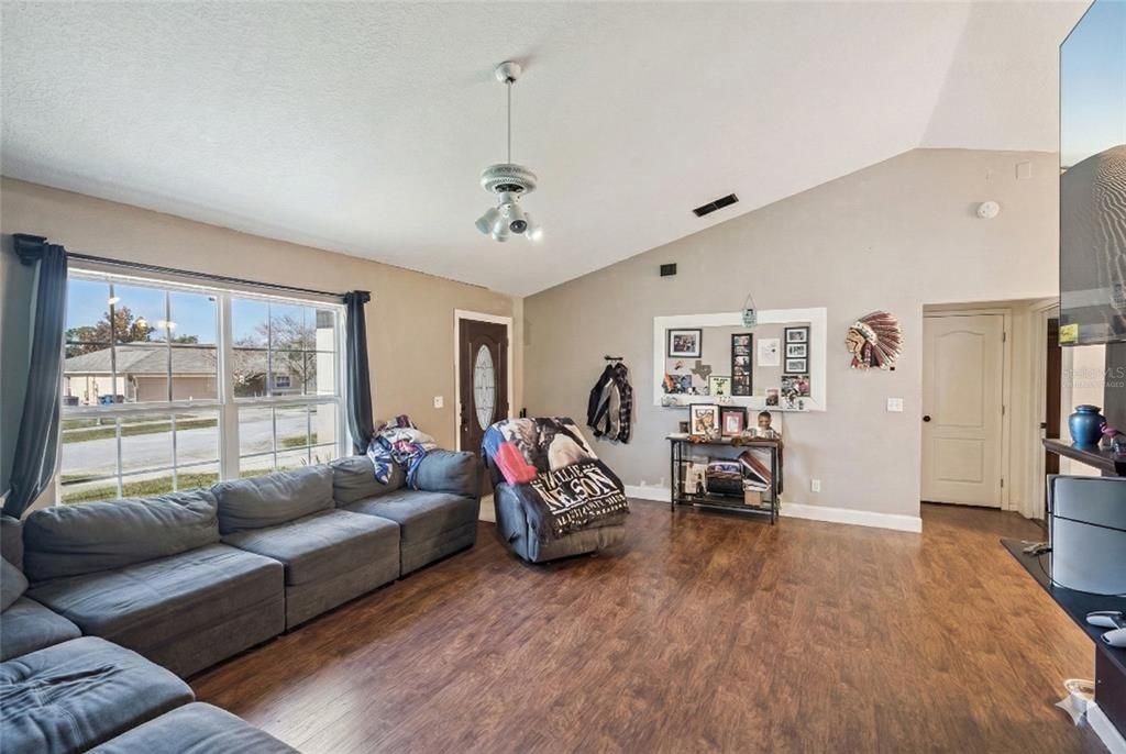 For Sale: $350,000 (3 beds, 2 baths, 1459 Square Feet)