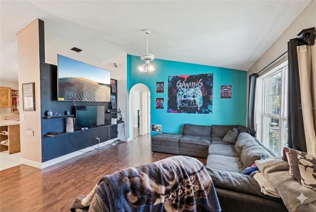 For Sale: $350,000 (3 beds, 2 baths, 1459 Square Feet)