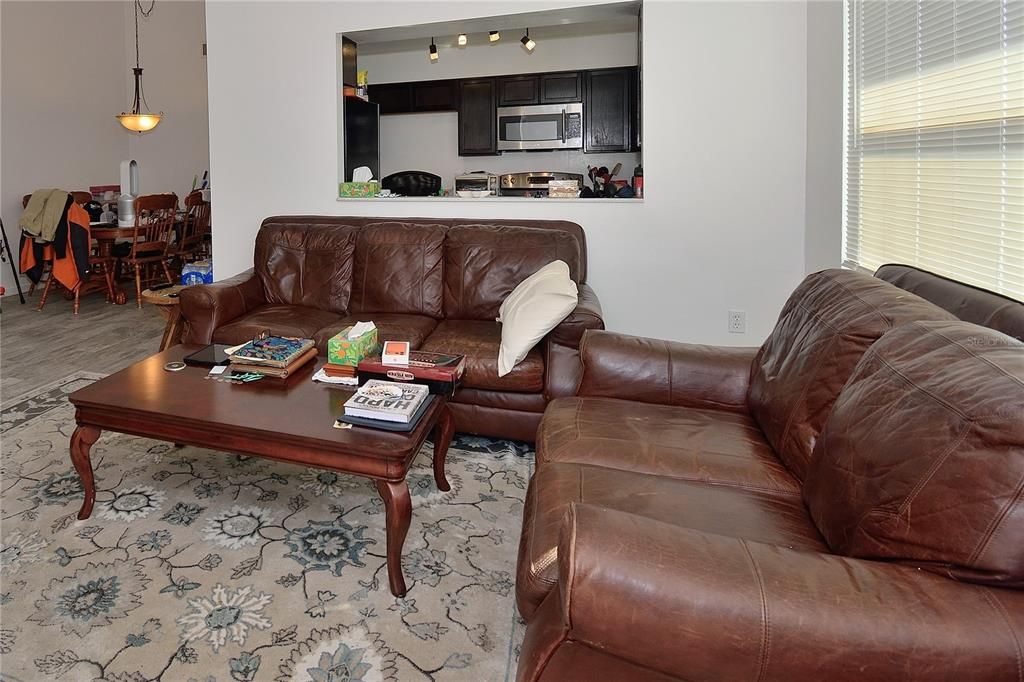 На продажу: $325,000 (2 спален, 2 ванн, 1024 Квадратных фут)