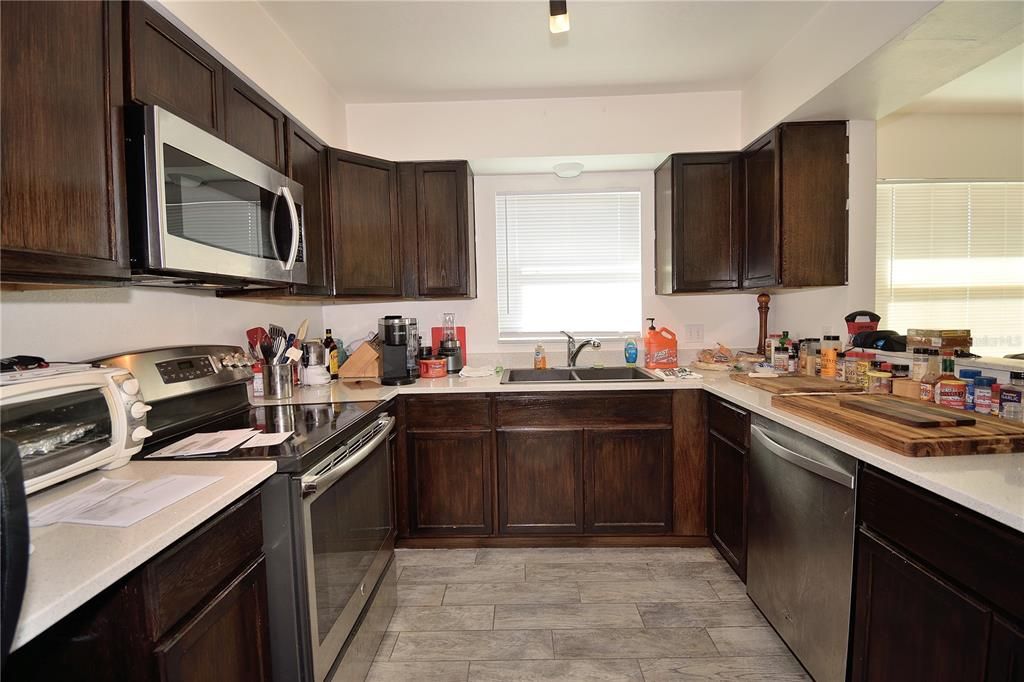 На продажу: $325,000 (2 спален, 2 ванн, 1024 Квадратных фут)