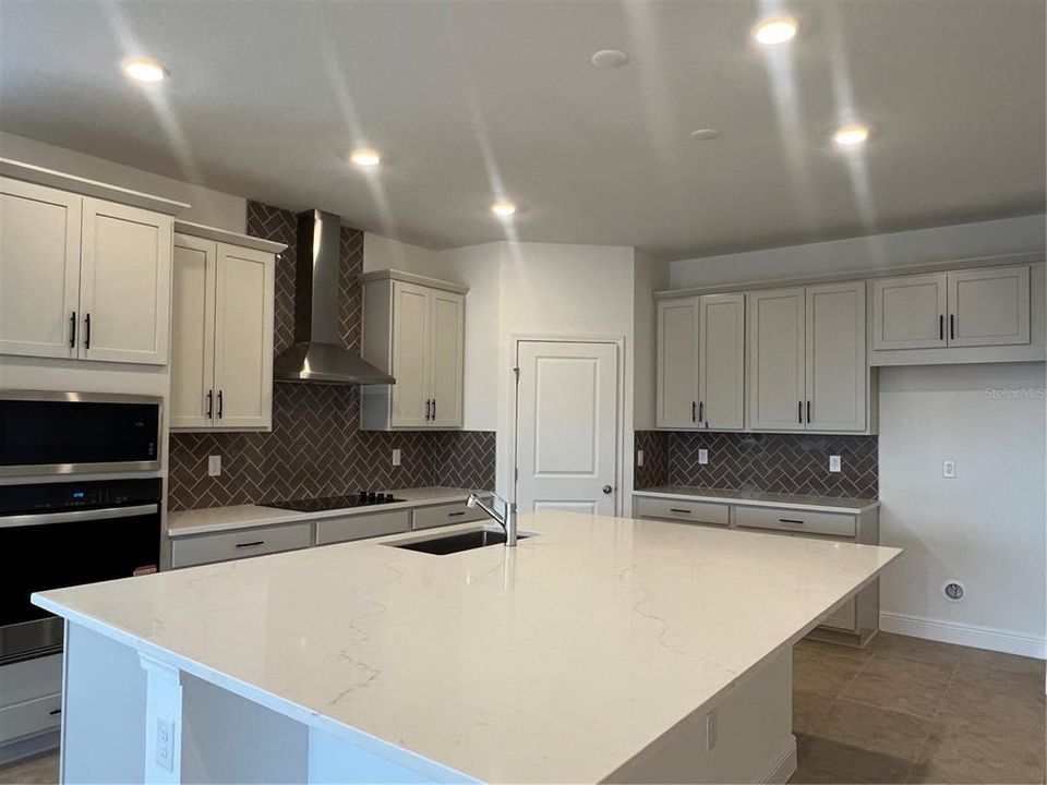 Active With Contract: $740,931 (6 beds, 4 baths, 3418 Square Feet)