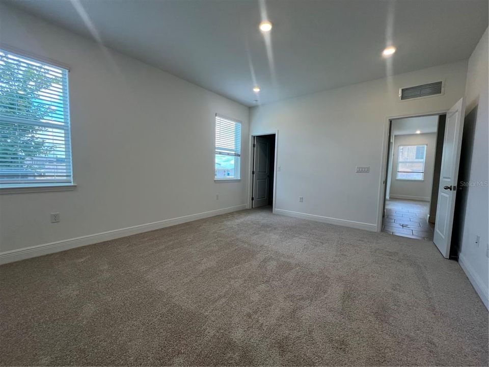 Active With Contract: $740,931 (6 beds, 4 baths, 3418 Square Feet)