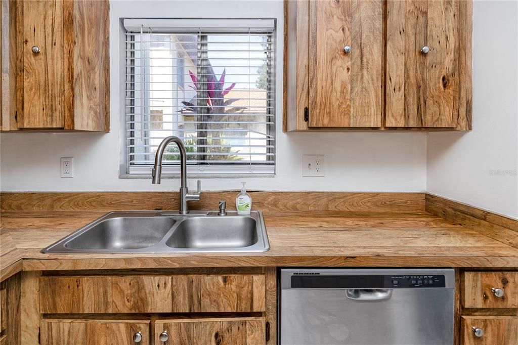 For Sale: $171,000 (2 beds, 1 baths, 752 Square Feet)