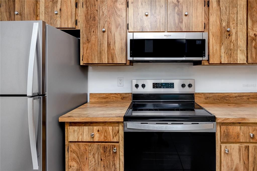 For Sale: $171,000 (2 beds, 1 baths, 752 Square Feet)