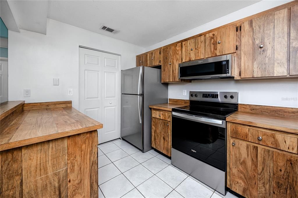 For Sale: $171,000 (2 beds, 1 baths, 752 Square Feet)