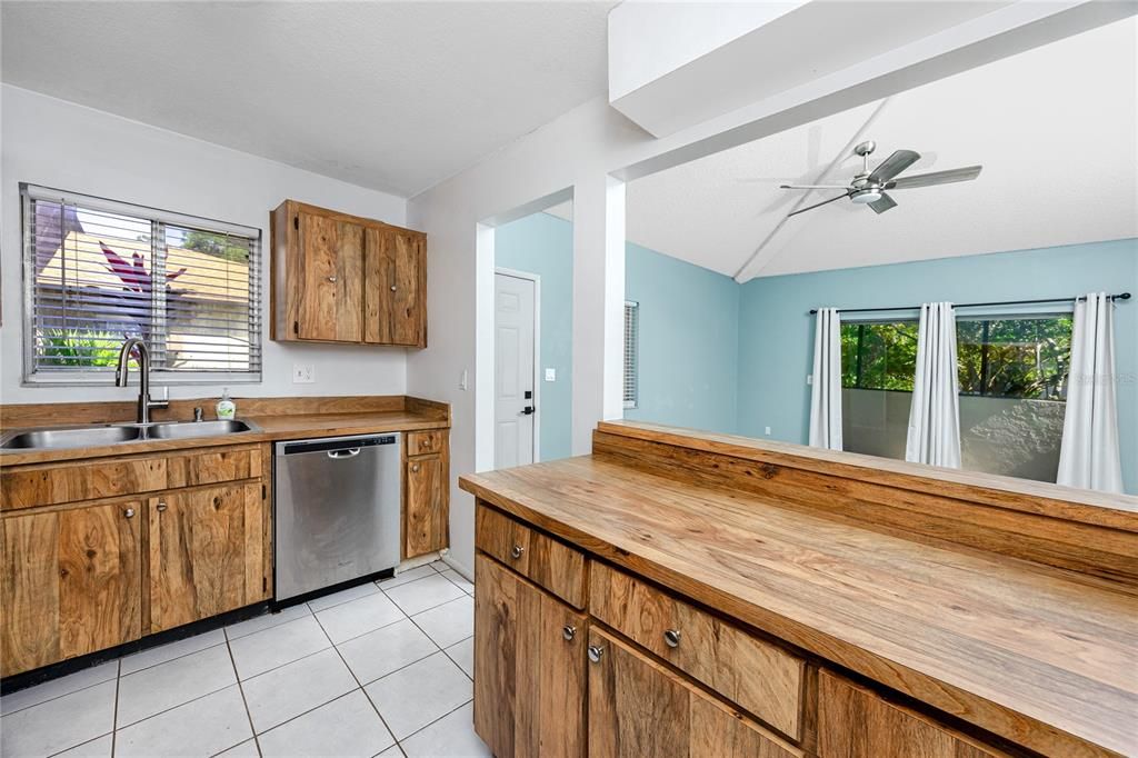 For Sale: $171,000 (2 beds, 1 baths, 752 Square Feet)