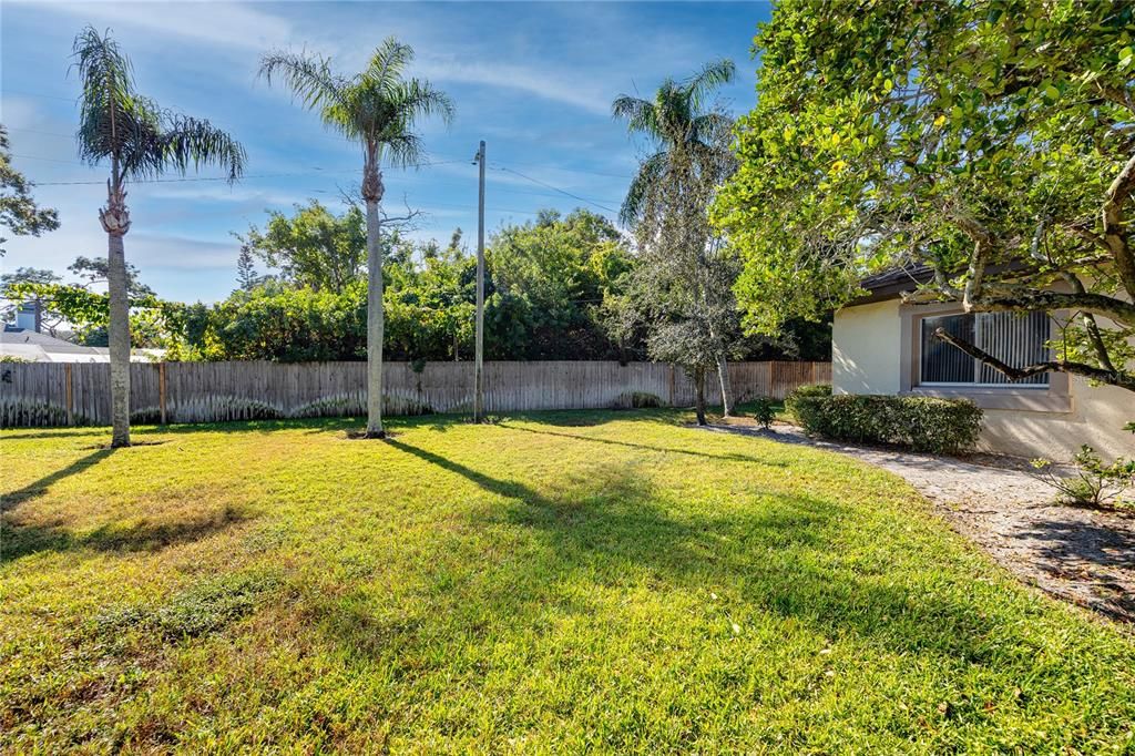 For Sale: $171,000 (2 beds, 1 baths, 752 Square Feet)