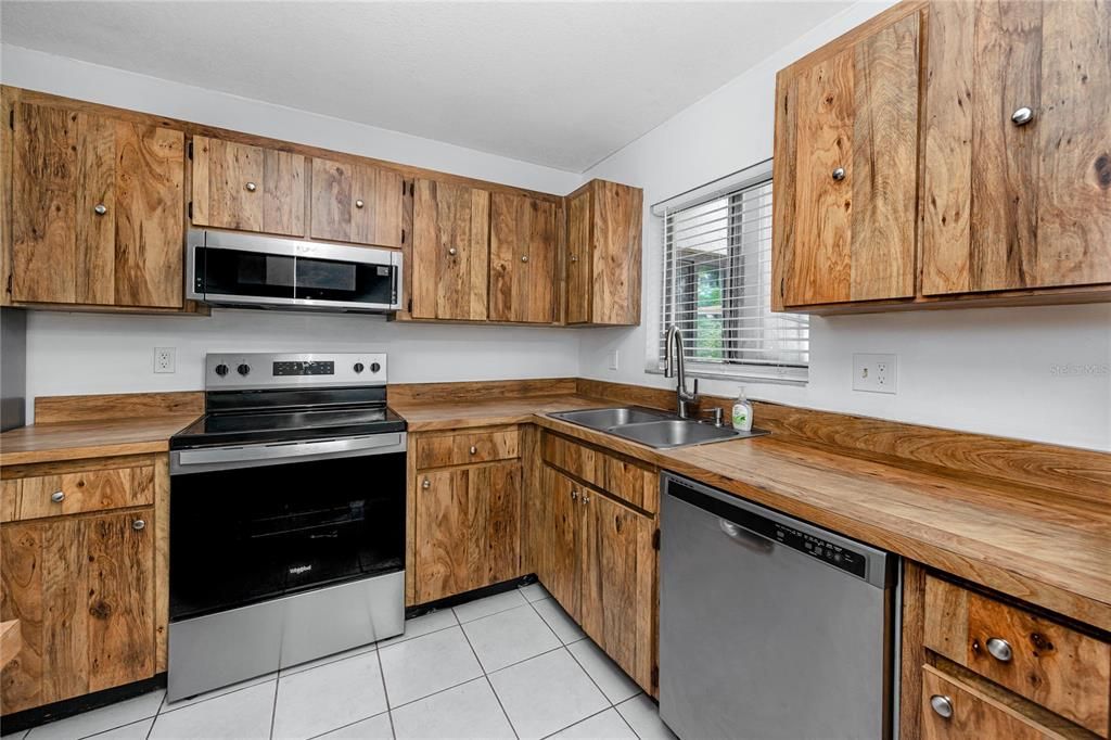 For Sale: $171,000 (2 beds, 1 baths, 752 Square Feet)