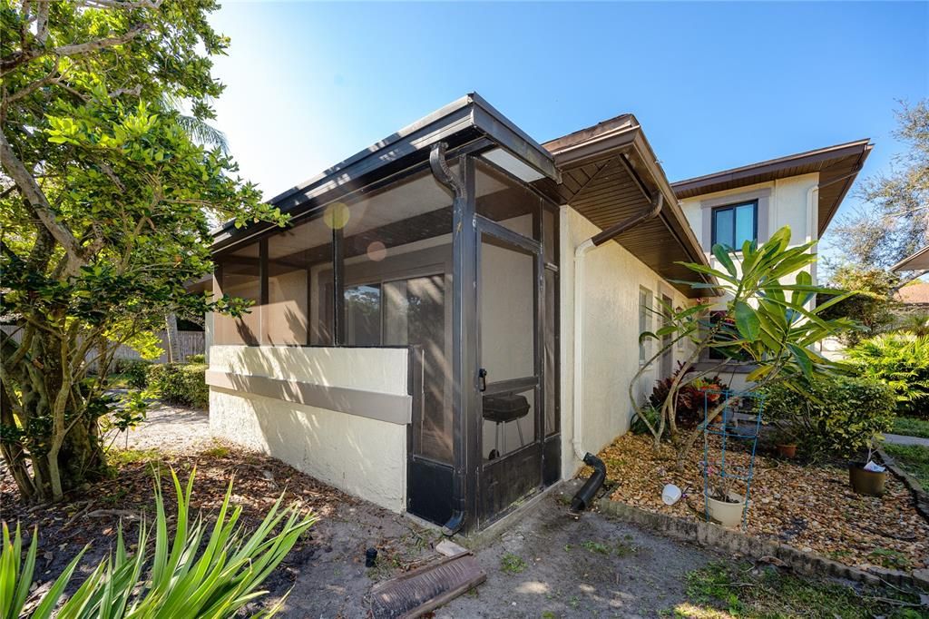 For Sale: $171,000 (2 beds, 1 baths, 752 Square Feet)