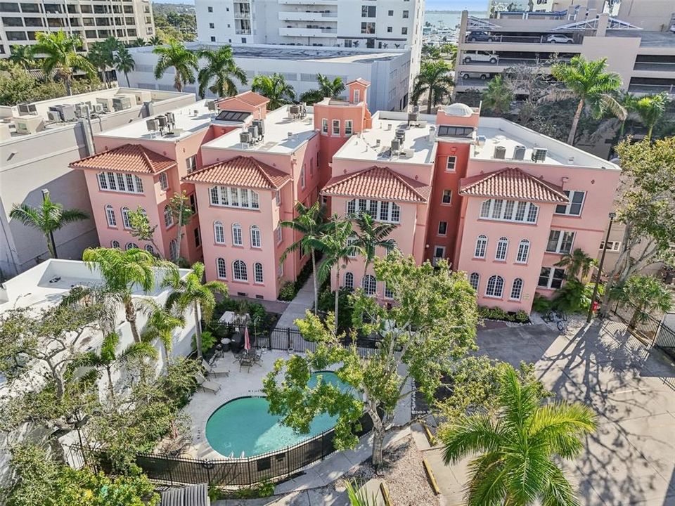 For Sale: $325,000 (1 beds, 1 baths, 668 Square Feet)