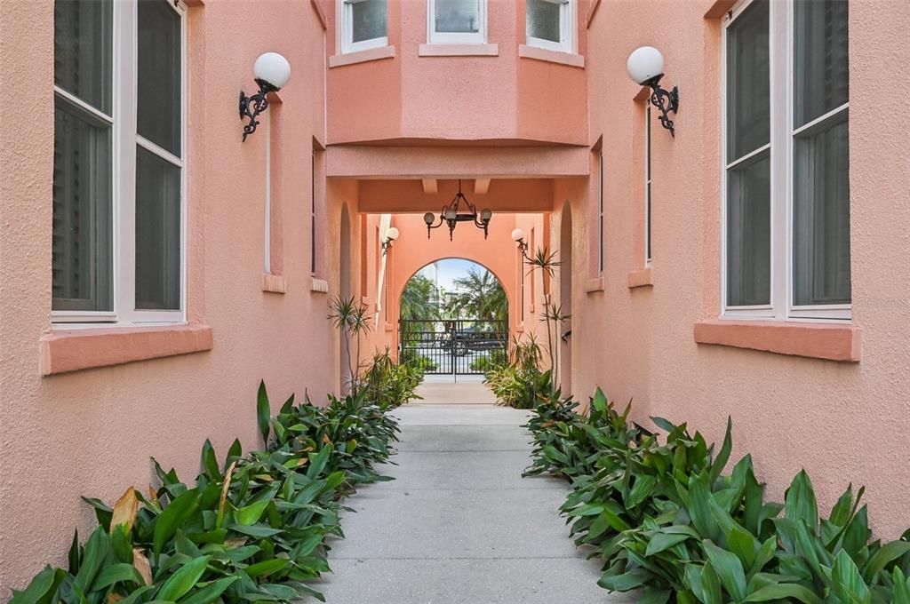 For Sale: $325,000 (1 beds, 1 baths, 668 Square Feet)