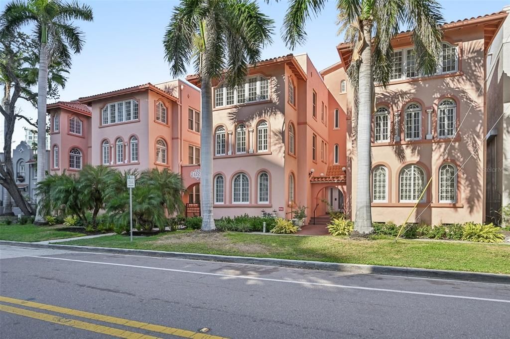 For Sale: $325,000 (1 beds, 1 baths, 668 Square Feet)