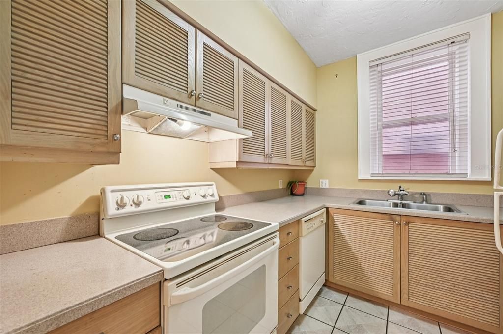 For Sale: $325,000 (1 beds, 1 baths, 668 Square Feet)