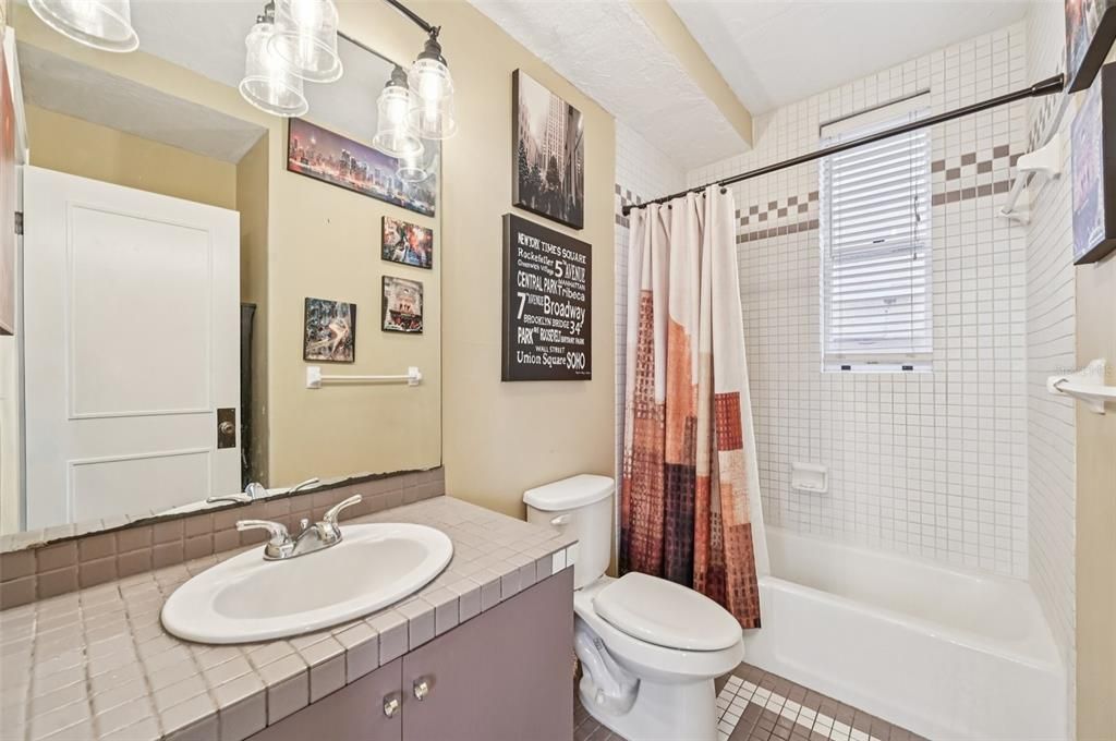 For Sale: $325,000 (1 beds, 1 baths, 668 Square Feet)