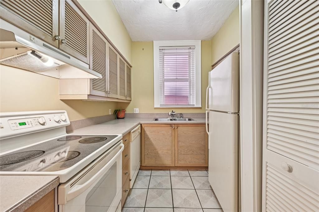 For Sale: $325,000 (1 beds, 1 baths, 668 Square Feet)