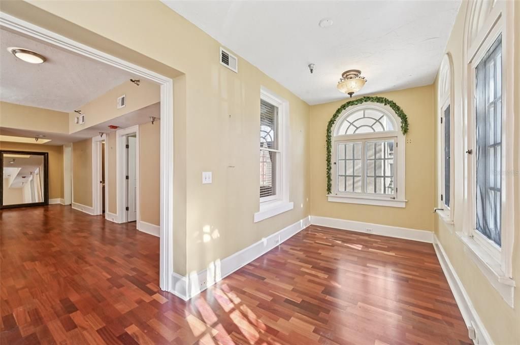 For Sale: $325,000 (1 beds, 1 baths, 668 Square Feet)