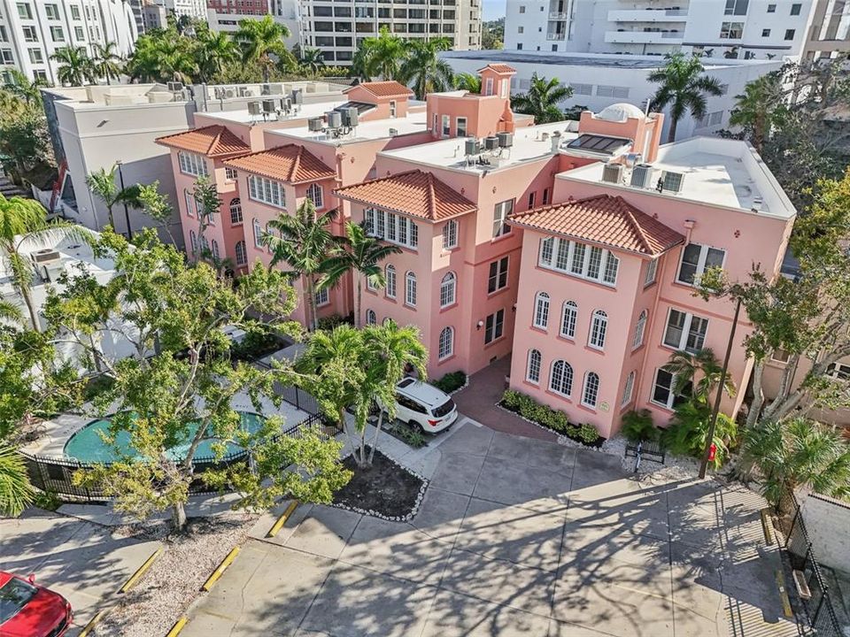 For Sale: $325,000 (1 beds, 1 baths, 668 Square Feet)