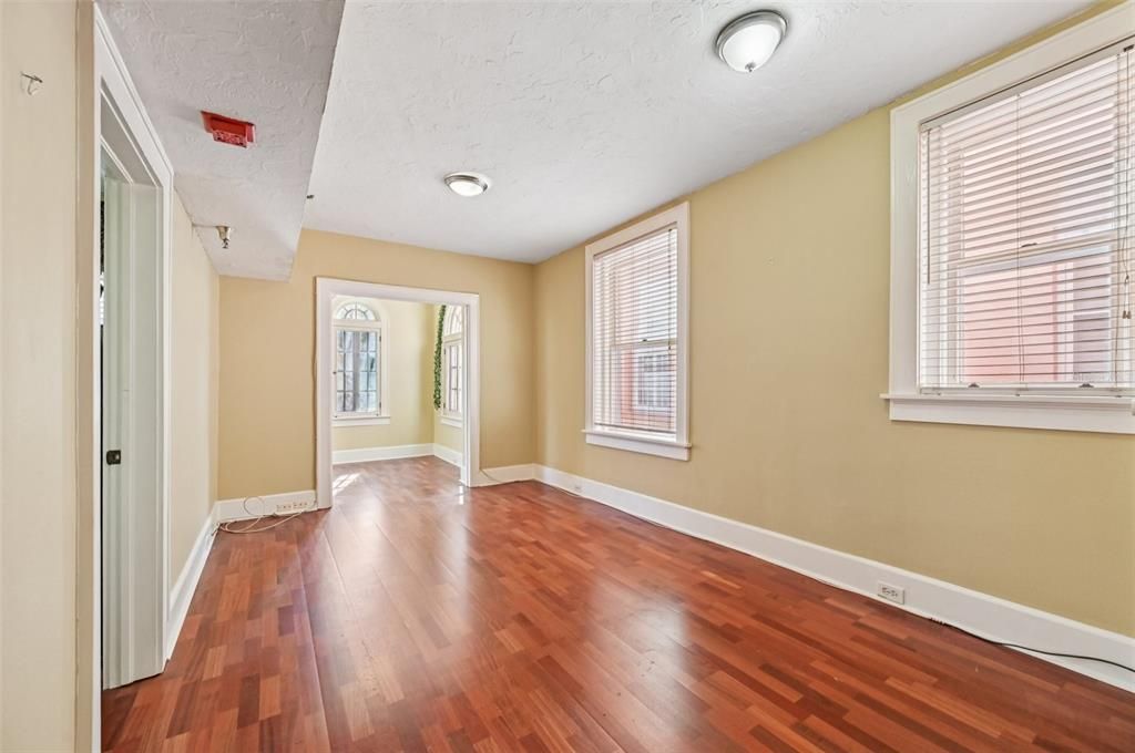 For Sale: $325,000 (1 beds, 1 baths, 668 Square Feet)