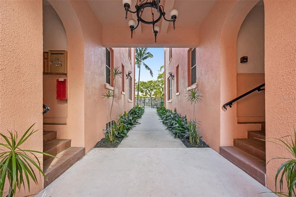 For Sale: $325,000 (1 beds, 1 baths, 668 Square Feet)