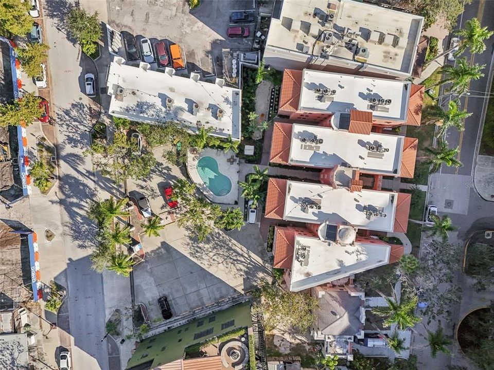 For Sale: $325,000 (1 beds, 1 baths, 668 Square Feet)