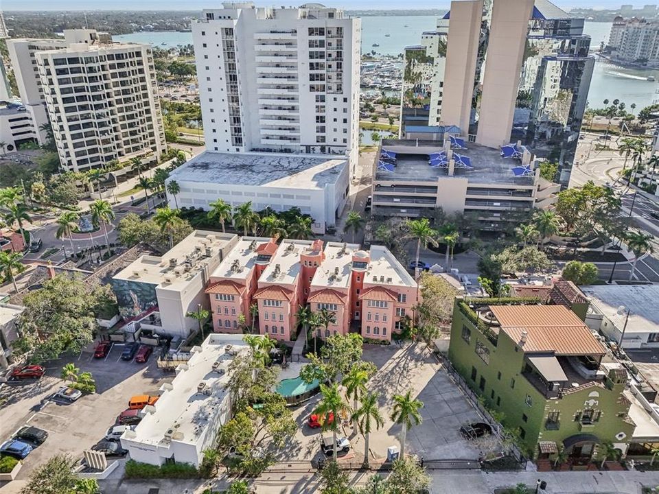 For Sale: $325,000 (1 beds, 1 baths, 668 Square Feet)