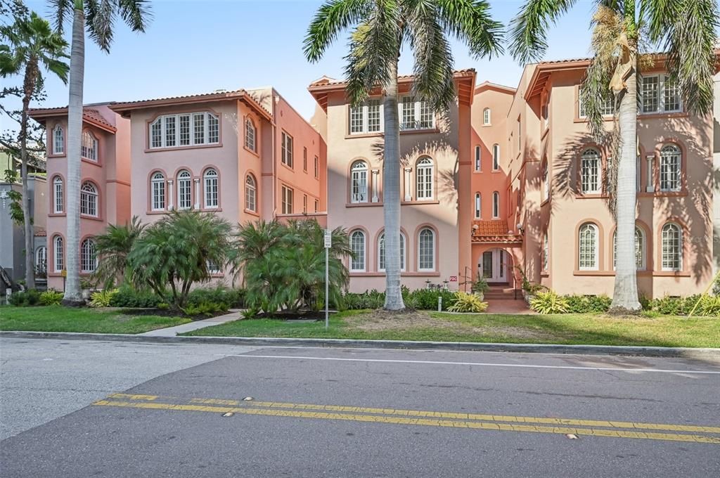 For Sale: $325,000 (1 beds, 1 baths, 668 Square Feet)