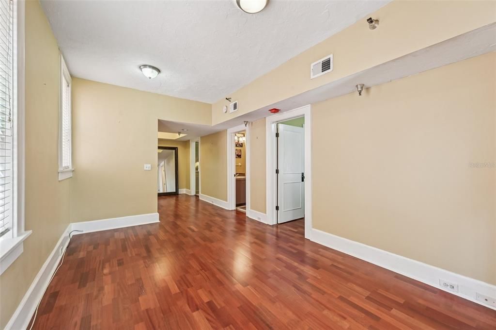For Sale: $325,000 (1 beds, 1 baths, 668 Square Feet)