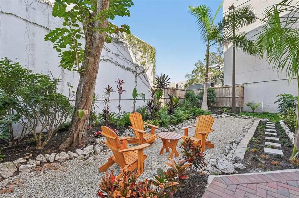 For Sale: $325,000 (1 beds, 1 baths, 668 Square Feet)