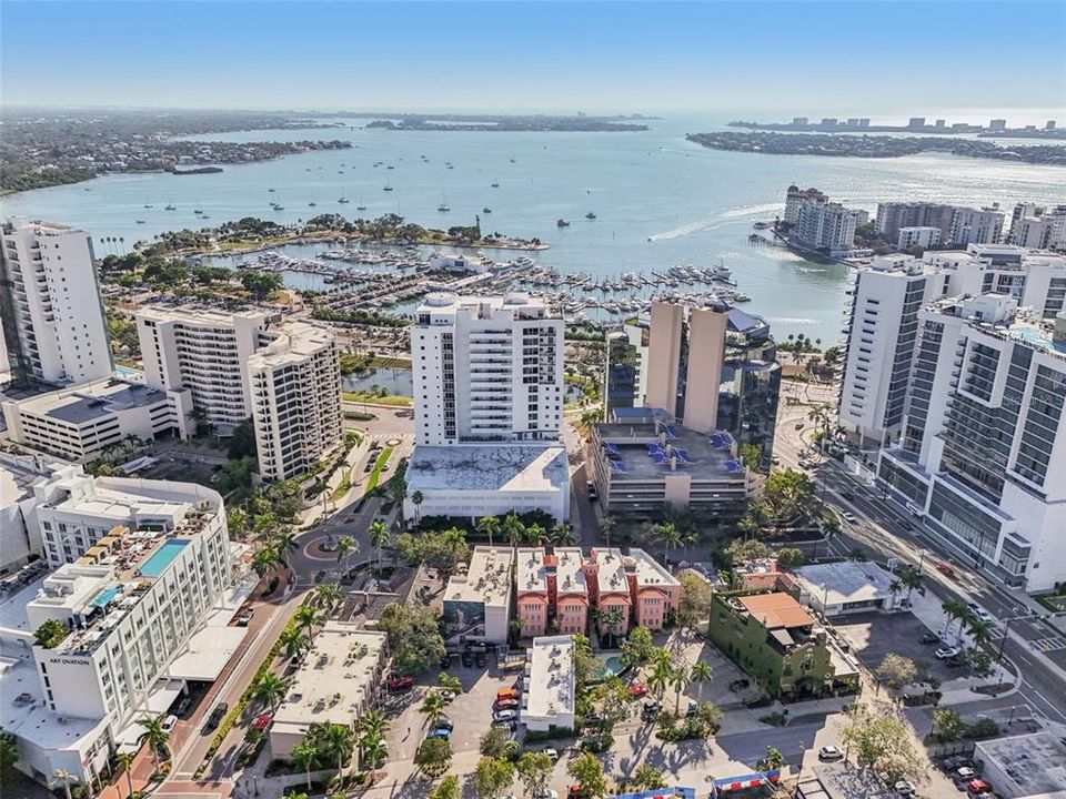 For Sale: $325,000 (1 beds, 1 baths, 668 Square Feet)