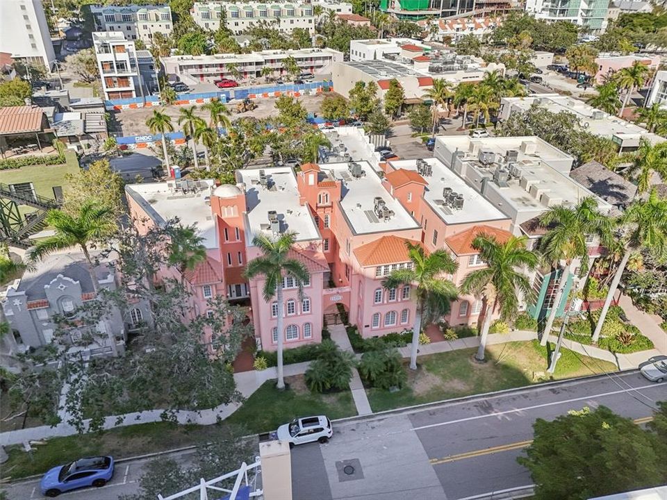 For Sale: $325,000 (1 beds, 1 baths, 668 Square Feet)