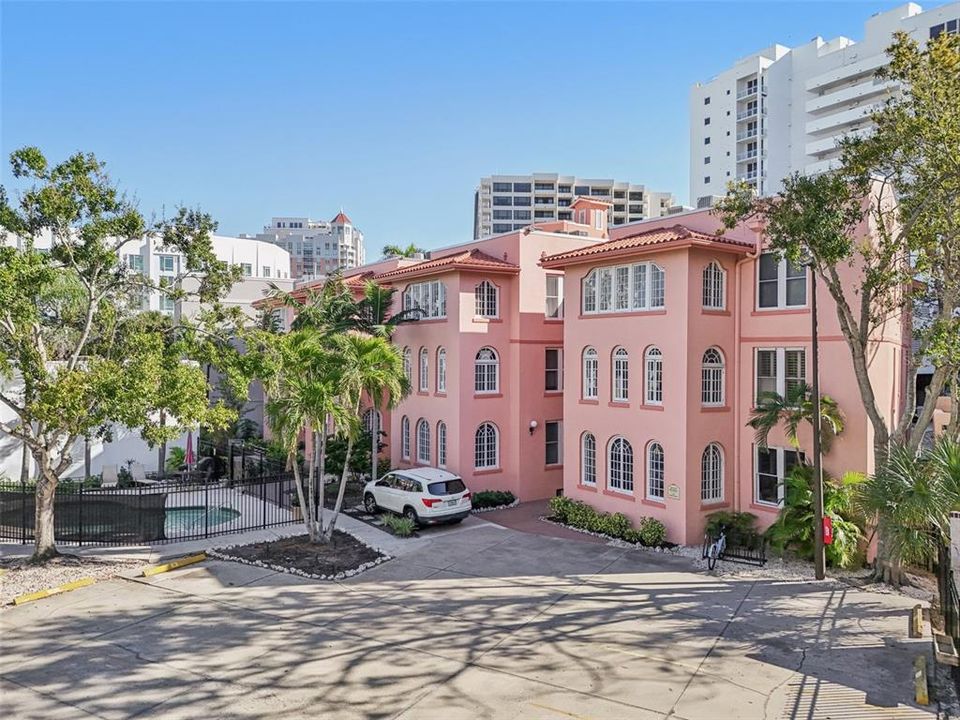 For Sale: $325,000 (1 beds, 1 baths, 668 Square Feet)