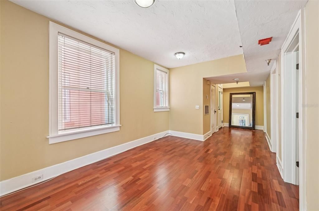 For Sale: $325,000 (1 beds, 1 baths, 668 Square Feet)