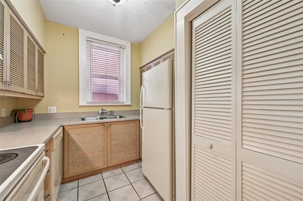 For Sale: $325,000 (1 beds, 1 baths, 668 Square Feet)