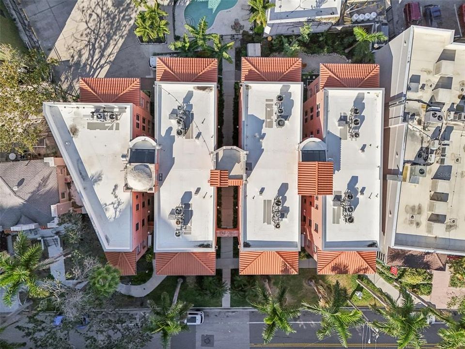 For Sale: $325,000 (1 beds, 1 baths, 668 Square Feet)