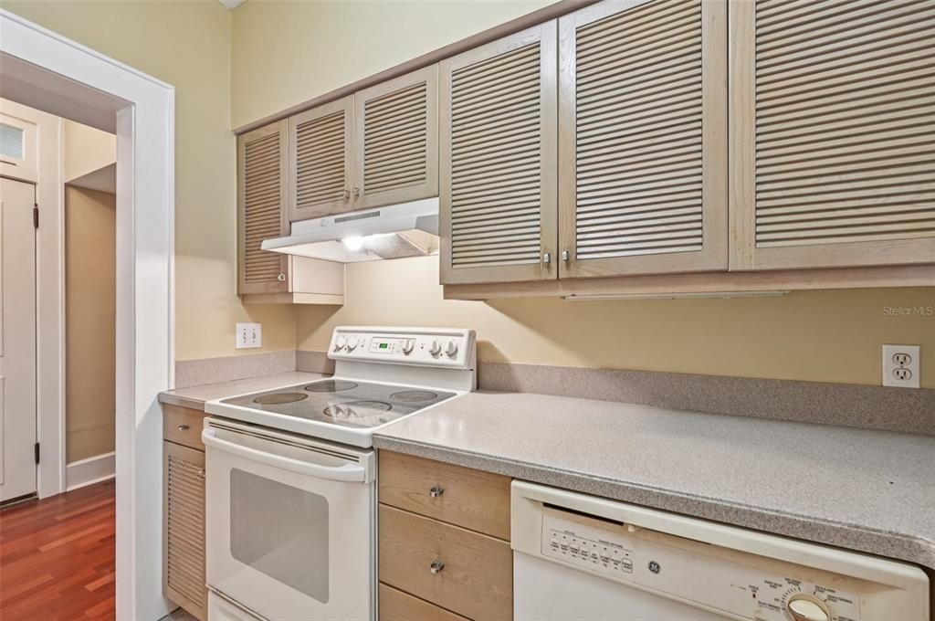 For Sale: $325,000 (1 beds, 1 baths, 668 Square Feet)