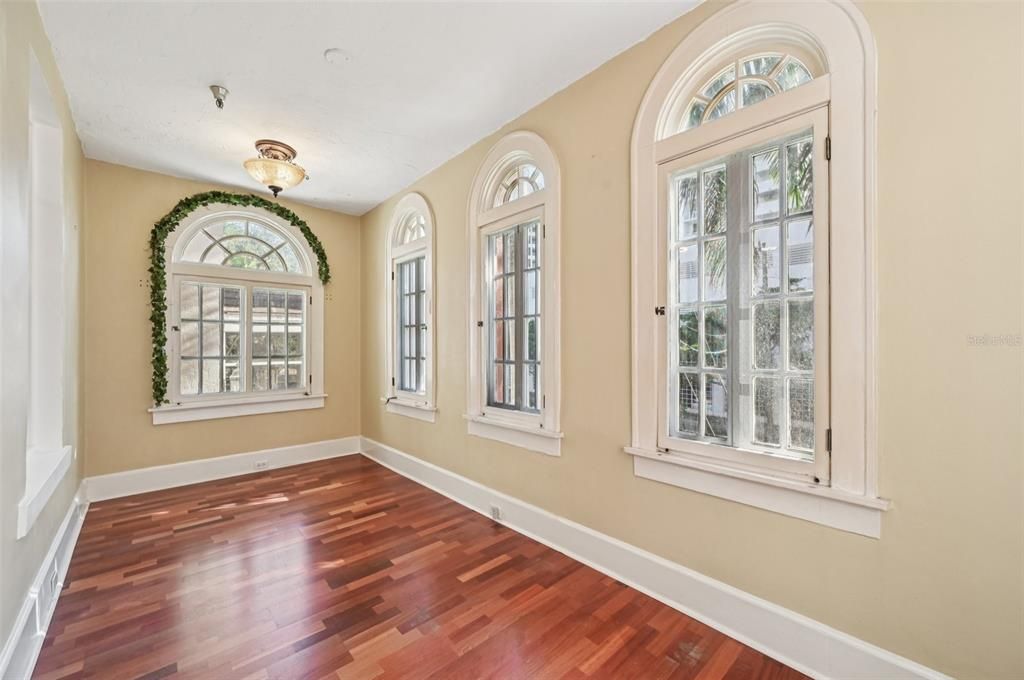 For Sale: $325,000 (1 beds, 1 baths, 668 Square Feet)