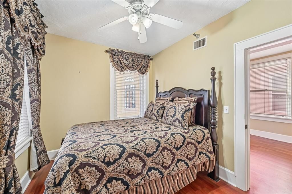 For Sale: $325,000 (1 beds, 1 baths, 668 Square Feet)